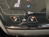 運転席と助手席にはシートヒーターが付いています☆寒い時期に腰周りを温めてくれるので体全体が温まりやすいのは勿論、暖房と違い顔に風が当たらないので、乾燥肌やドライアイの方でも大丈夫☆