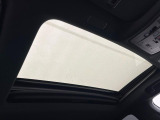 【ムーンルーフ】開放感たっぷりの希少装備、ムーンルーフが装着されています!車内に明かりを取り入れたり景色を楽しむ以外にも、車内の空気も簡単に換気できて快適です!