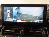 バック時の運転をサポートするバックガイドモニター&パノラミックビューモニター付き