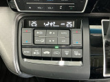 【左右独立オートエアコン】左右席で独立温度コントロールが可能です。運転席はキンキンに冷やして助手席はマイルドにと言った設定が可能です☆暑さ寒さでケンカすることもなくなりますね♪