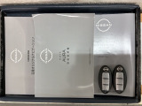 スマートキーは鍵をバッグに入れたままでもドアロックの開閉やエンジンのON・OFFができます。夜間や雨の日も鍵を探さなくて良いので便利です。