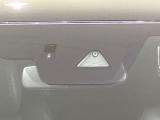 【i-ACTIVESENSE】走行中に前方の車両等を認識し、衝突しそうな時は警報とブレーキで衝突回避と被害軽減をアシスト。より安全にドライブをお楽しみいただけます。