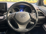 インテリアに合わせたデザインのステアリングは、運転される方のことも考え、運転しやすい形状、大きさです。是非一度、実際に触ってお確かめください。