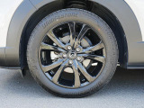 18インチ純正アルミホイールを装備。タイヤサイズは215/55R18となります。