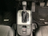 「e:HEV」はモーター走行を中心にしながら電気エネルギーやエンジン動力を最も効率よく使い分けることができる賢いハイブリッドシステムです。サイドブレーキはスイッチ操作の電子制御パーキングブレーキです。