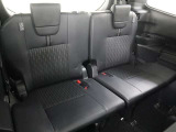 <3列目>サードシートは、簡単に折りたためるワンタッチスペースアップシートです。車内に乗り込まずにラクに行えます。また、サードシート中央席ヘッドレストを取り外した際の収納スペースもあります!!