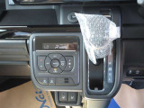 オートエアコンで簡単に車内の温度調節ができます!さらにシートヒーター機能がついています!