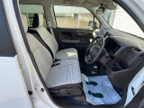 コンパクトなお車ですがゆったり広々としており長時間のドライブも快適にお楽しみいただけます。