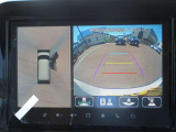 パノラミックビューモニター付きです。車両を上から見たような映像をディスプレイオーディオ画面に表示。運転席からの目視だけでは見にくい、車両周辺の状況をリアルタイムでしっかり確認できます。