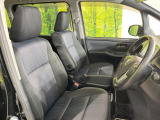 運転席まわりには十分なスペースがあり、大柄な方でもゆったり運転していただける環境です。
