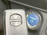 【スマートキー】カバンやポケットに入れたままでもドアの施錠・解錠が可能なスマートキーを装備。エンジンのオン・オフ時もカギを取り出す必要が無いからとっても便利です♪