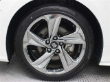 18インチアルミホイール(スパッタリング塗装/RS仕様専用)が装着されています。タイヤサイズ225/45R18