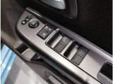 ◇フロントドア内側の手の届きやすい位置にドアミラーの電動格納スイッチ、角度調節スイッチとドアウインドウの開閉スイッチ(パワーウインドウ)があります!◇