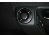 狭い場所も苦になりません。電動格納ドアミラー装備。