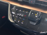 メーカーオプションの『ステアリングヒータ&運転席シートヒーター』装備。