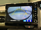 リバースギアに入れるだけで後方の表示へ切り替わります。夜間や雨の日の駐車も楽になりますよ。