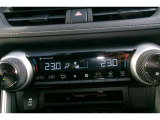オートエアコンを装備。好きな温度で設定をすれば、自動で車内を快適な温度にできます。