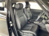 肘掛けとシートヒーター装備のフロントシートで長時間でも快適ドライブ!