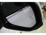 BSMを装備。さらに、後退時車両検知警報【RCTA】を搭載しています。バックで出庫する際に左右から接近する車両を検知し、ミラーのインジケーターの点滅と警報音で警告して安全確認をサポートしてくれます。