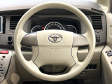 インテリアに合わせたデザインのステアリングは、運転される方のことも考え、運転しやすい形状、大きさです。是非一度、実際に触ってお確かめください。