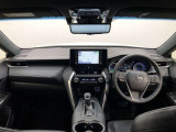 シンプルながら機能性あふれる運転席廻りです。視界性もよく、運転しやすいですよ。