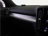 ダッシュボードに収められたアーバングリッド・アルミニウム・パネルが、XC40 Momentumのインテリアにモダンな雰囲気をもたらします。