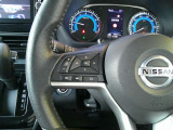 ハンドルを握ったまま操作が可能なステアリングリモコン付きです。