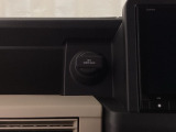ナビゲーションの横には12V、AC電源(180W)も装備しています。