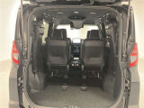 3列目シートは跳ね上げ式で折りたたみ可能です。キャンプ用品など大きな荷物もばっちり収納可能です。