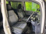 運転席まわりには十分なスペースがあり、大柄な方でもゆったり運転していただける環境です。