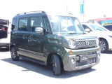 軽自動車の限られた室内空間をフルに活用し、小柄ながら過ごしやすい車内を作り出しています。