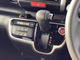 インパネシフトだから視線の移動も少なく足元もスッキリ♪運転席もゆったりしているのでゆとりを持ってドライブできますね!