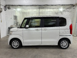 『片側電動スライドドア』 スーパーなどでの狭い駐車場でも乗り降りが楽々♪お子様が隣の車にドアを当ててしまう心配もございません!小さなお子様連れの方もこれで安心