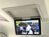 【後席モニター!】フリップダウンモニター完備!お子さまも映像を見ながら、快適に楽しくお過ごしいただけます♪ミニバンでは欠かせない大人気装備です!!
