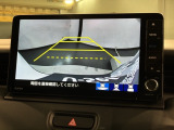 リバースギアに入れるだけで後方の表示へ切り替わります。夜間や雨の日の駐車も楽になりますよ。