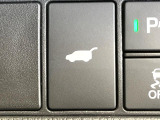 【ハンズフリーパワーバックドア】リアバンパー下部に足先を出し入れするだけでバックドアが自動で開閉♪両手が荷物でふさがっている時でもラクラク開閉操作が行えます!
