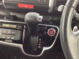 インパネシフトだから視線の移動も少なく足元もスッキリ♪運転席もゆったりしているのでゆとりを持ってドライブできますね!