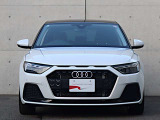 ●一目でAudiとわかる特徴的なシングルフレームグリル・LEDランプ。精悍なフロントマスクからAudiのスマートで上品なブランドを連想させてくれます。女性にも大変ご好評頂いております。