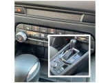運転席&助手席シートヒーターやステアリングヒーターを備えるエアコンスイッチ周り☆