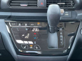 オートエアコン。運転席、助手席を温めるシートヒーターのスイッチです。