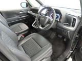 シンプルで使いやすいデザインの運転席です。