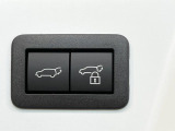 【パワーバックドア】スマートキーや運転席のボタンを押すだけでリアゲートが自動で開閉します!荷物を持っている時や、高い位置にあるバックドアを閉める際に便利な機能です♪
