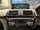 BMWのナビゲーションは操作性も良く、詳細な地図情報と交通状況を見やすく表示し、快適なドライビングをサポートしながら目的地までナビゲートします。