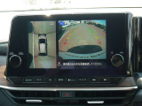 クルマを真上から見下ろしているかのような映像によって、車庫入れや縦列駐車などの駐車時に、自車と駐車位置の関係をひと目で確認でき、スムースな駐車をサポートします。