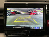 【バックカメラ】運転が苦手な方も車庫入れラクラクです!ギアをリバースに入れれば自動的に切り換わりますので、面倒な操作は不要です♪狭い駐車場もお車を傷つけず安心ですね!