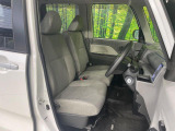 運転席まわりには十分なスペースがあり、大柄な方でもゆったり運転していただける環境です。