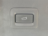 【パワーバックドア】スマートキーや運転席のボタンを押すだけでリアゲートが自動で開閉します!荷物を持っている時や、高い位置にあるバックドアを閉める際に便利な機能です♪