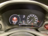 ハイブリット車専用のメーターです。右側の大型スピードメーターに加え、ステアリングスイッチを使って左のマルチインフォメーション・ディスプレイで燃費や動力伝達などの情報が見れるようになっています。