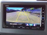 バックモニター付きで、車庫入れやバック時の後方確認をサポート。