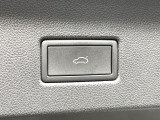 ●電動リアゲート:ワンタッチでリアゲートの開閉ができ、荷物などで両手が塞がっている状態でも簡単に開閉ができる便利機能です。